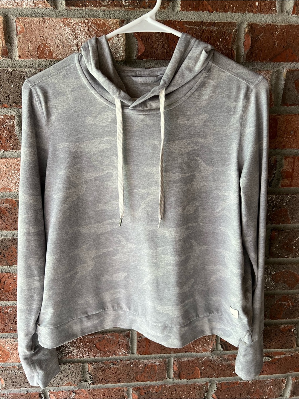Vuori Women's Halo Essential Hoodie in the Pale Heather Camo -size small